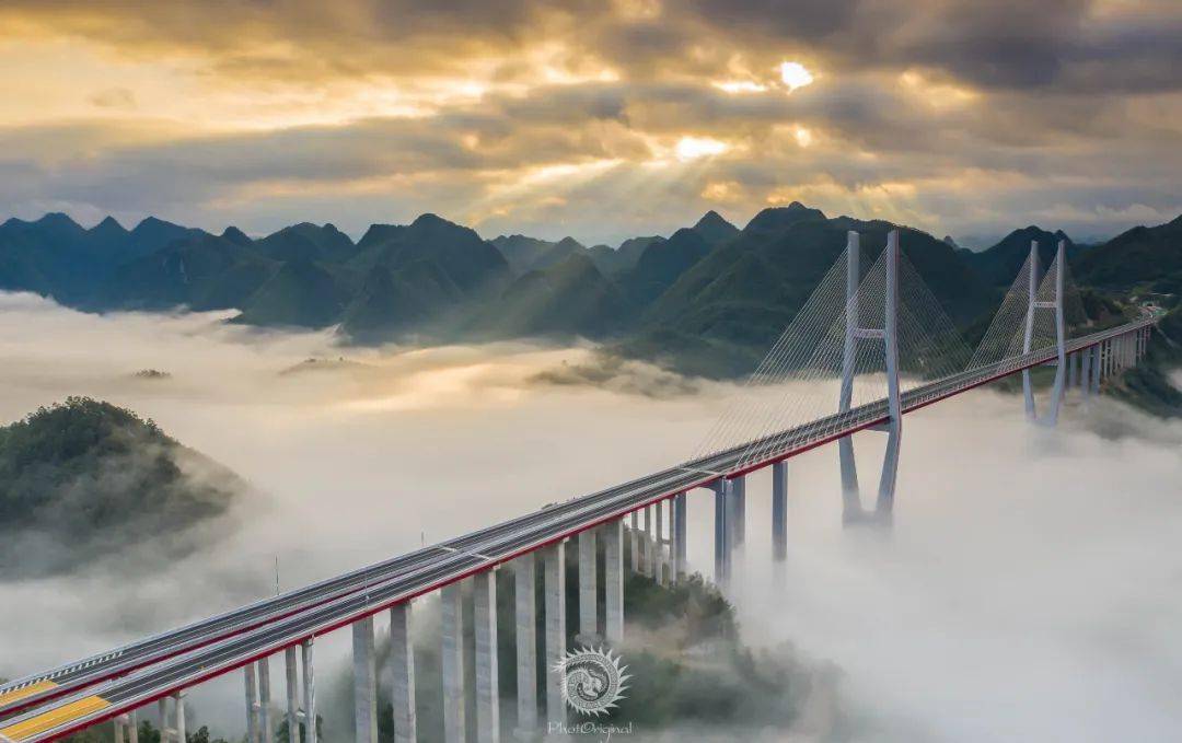 云雾中的大桥